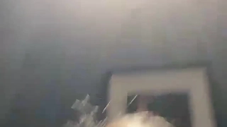 年轻少女在合集视频中被支配并崇拜她的伴侣的脚