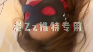 大叔狂舔着我的小穴，小穴里湿湿的好舒服。