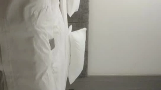 美丽的继妹在传教士姿势下被操并在她的屁股上接受精液