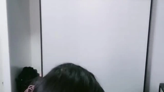 丝袜高跟露脸风骚的嫂子在楼道里让搞保洁的大爷过过瘾，全程露脸口交大鸡巴让大爷舔逼，无套爆草内射中出
