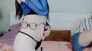 漂亮少妇 被两根大洋吊同时操骚逼和菊花 舔屁眼吃鸡巴 最后爆吃精 满脸绯红 这下应该上下嘴都吃饱了