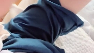 爱舔逼的小哥玩弄风情小母狗，后入风骚小屁股让小母狗对着镜头舔鸡巴