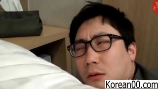 第一次同性恋亚洲少女阿德里安·马亚斯独自玩耍