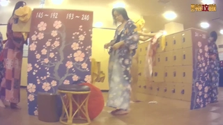 性感的少女在试镜沙发上变得淘气