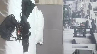 涂了油的丰满女人用大奶子骑着我,然后接受了一次射精