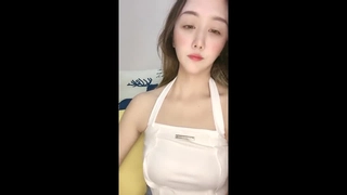 年轻性感的cosplayers沉迷于互相舔和用手指刺激对方的阴道
