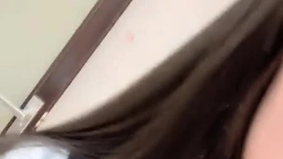 拉丁裔大学女孩在家里探索她的性欲