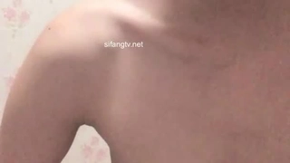 女友享受黑色假阳具的独奏游戏和喷射